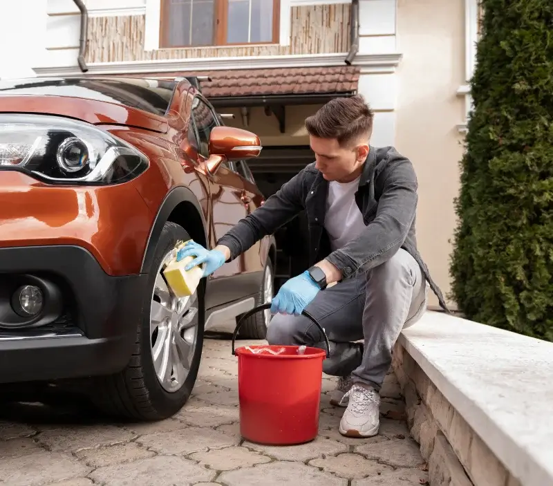 Lavage auto à domicile Seltz : professionnel intervenant sur un véhicule